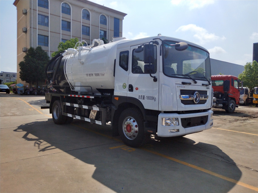 東風(fēng)D9吸污車(chē) 東風(fēng)D9吸污車(chē)