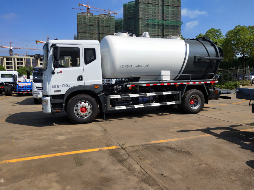 東風(fēng)D9吸污車(chē) 東風(fēng)D9吸污車(chē)